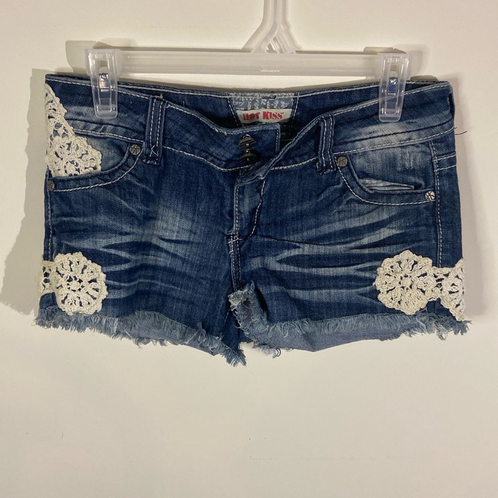 Hot Kiss ‘Cici Short’ Low Rise Medium Wash Jean Shorts Size 7 (see measurements)